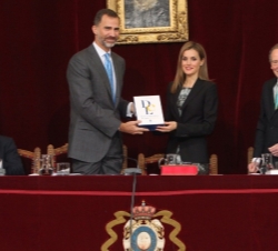 Sus Majestades los Reyes con el diccionario de la Lengua Española "Edición del Tricentenario"